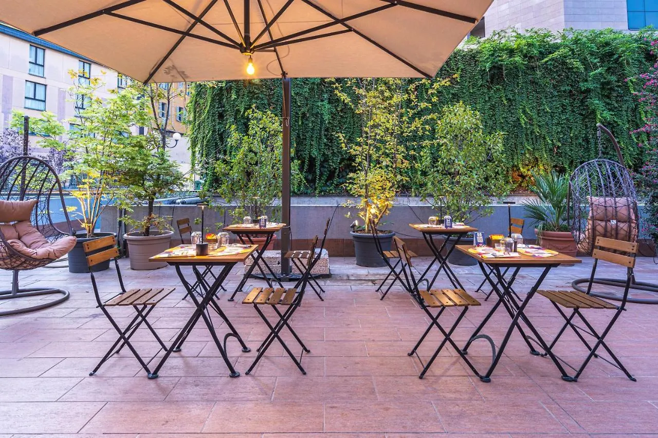 Leonardo Hotel Milan City Center 4*,